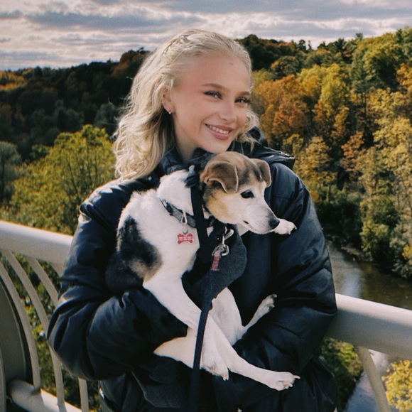 Meet your Posher, Nicole - Picture 1 of 1